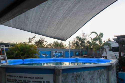 伊莎贝拉Brisas de Isabela Cozy Glamper 1的大型游泳池,带大型蓝色游泳池