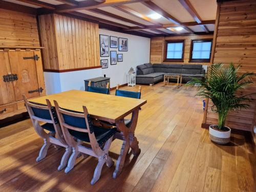 EnscherangeDaffodils的客厅配有木桌和椅子