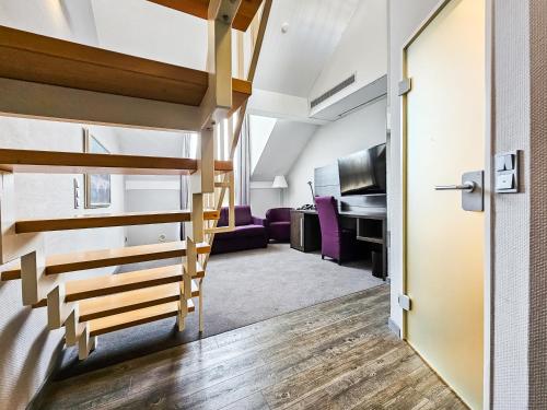杜塞尔多夫Valemi Stay - Selfservice的一间设有楼梯的房间和一间客厅