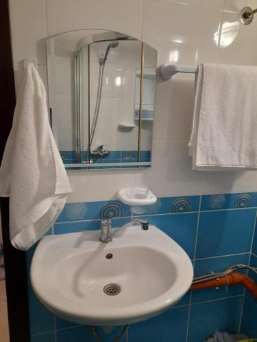 科沙利萨Сънсет апартамент 112的浴室配有盥洗盆、镜子和毛巾