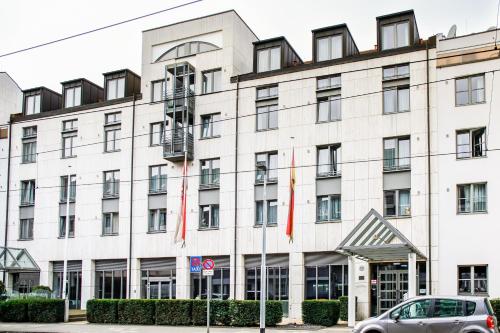 杜塞尔多夫Valemi Stay - Selfservice的前面有红旗的白色大建筑