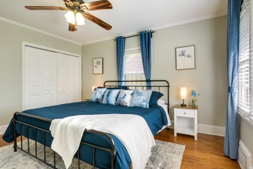 费耶特维尔Fayetteville Vacation Rental - 1 Mi to Downtown!的一间卧室配有蓝色的床和吊扇