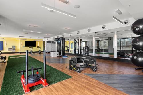 丹佛Kasa RiNo Denver的大楼内带跑步机和健身器材的健身房