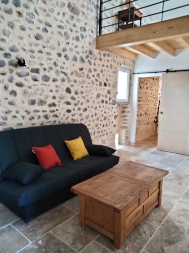 ChoméracLa Grange de Sabatas的带沙发和木制咖啡桌的客厅