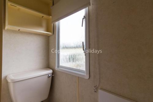 大雅茅斯8 Berth Caravan At California Cliffs Holiday Park In Norfolk Ref 50007d的一间带卫生间和窗户的浴室
