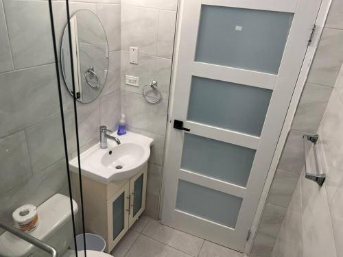 法尔茅斯Luxury 1 Bedroom & Rooftop Pool unit #2的一间带水槽、镜子和淋浴的浴室