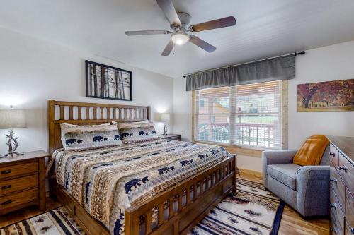 马吉谷The Mountain Haven的一间卧室配有一张床和吊扇