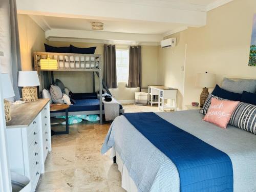 Moss TownBeautiful Island Villa - Beach Access on Private 2 Acres的一间卧室配有一张床和一张书桌
