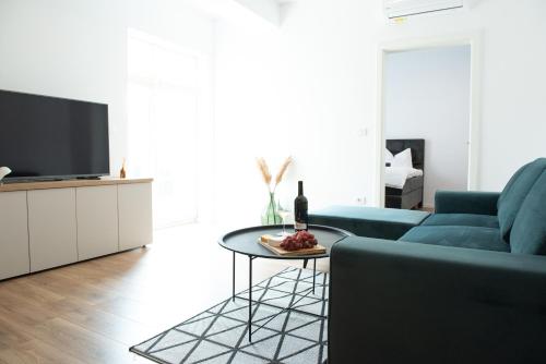 蒂米什瓦拉Alternativ 2 Residence Central的客厅配有蓝色的沙发和桌子