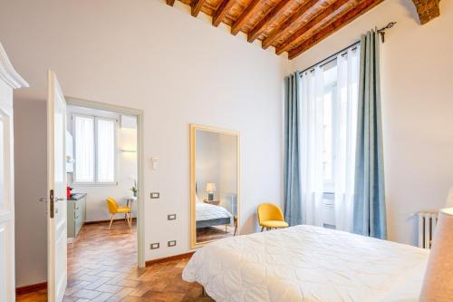 佛罗伦萨Condotta 16 Apartments的白色卧室配有床和镜子