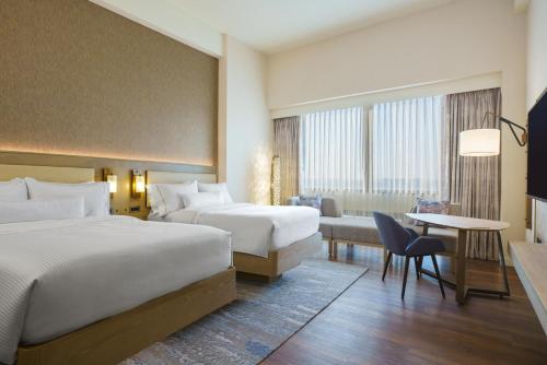 罗斯芒特威斯汀奥黑尔酒店的酒店客房配有两张床和一张书桌