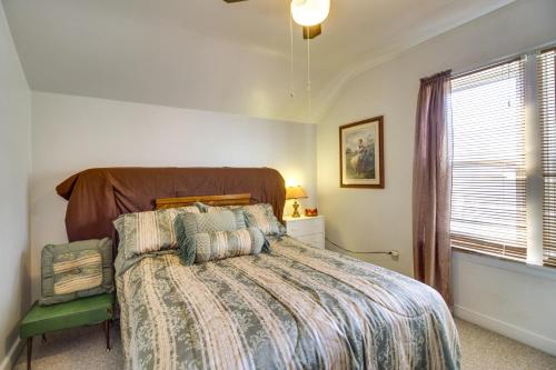 HibbingRural Minnesota Apartment with Fire Pit的一间卧室设有一张床和一个窗口
