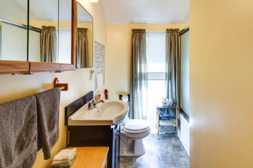 HibbingRural Minnesota Apartment with Fire Pit的一间带水槽、卫生间和镜子的浴室