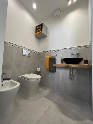 伊斯基亚La Mignon的浴室配有白色卫生间和盥洗盆。