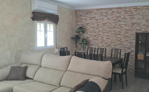 圣费尔南多Playas, cultura y gastronomía en Casa Sarco 2 habitaciones的客厅配有白色的沙发和桌子