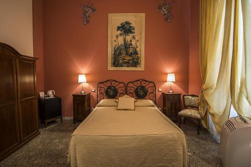 卢卡圣洛伦索酒店的一间卧室配有一张大床和两盏灯。