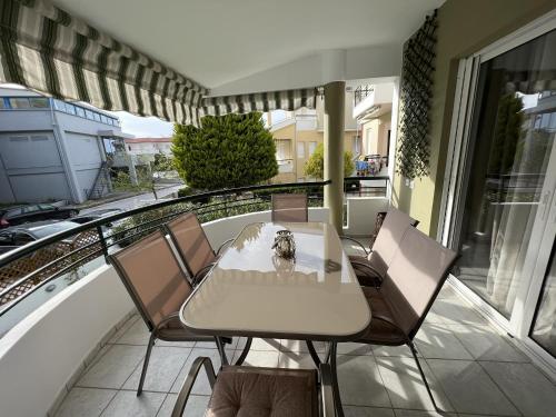 佩科霍里Bella Maisonette的美景阳台配有桌椅