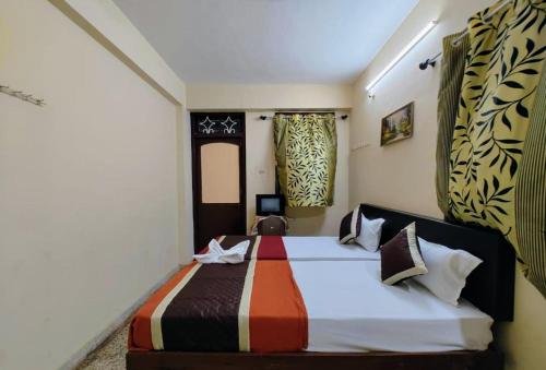 波戈马洛Sea View Resorts的一间卧室,卧室内配有一张大床