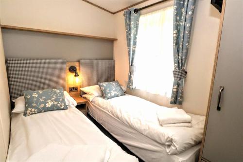 南塞尔尼Sunnyside - Willow View的小房间设有两张床和窗户