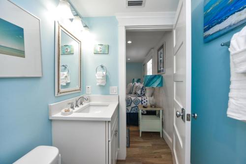 西耶斯塔岛Bimini Breeze的浴室设有白色水槽和蓝色的墙壁