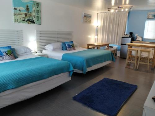 劳德代尔堡睡眠旅馆的酒店客房配有两张床和一张书桌