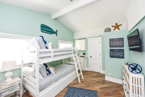 西耶斯塔岛Aruba的双层床间 - 带蓝色墙壁和白色双层床