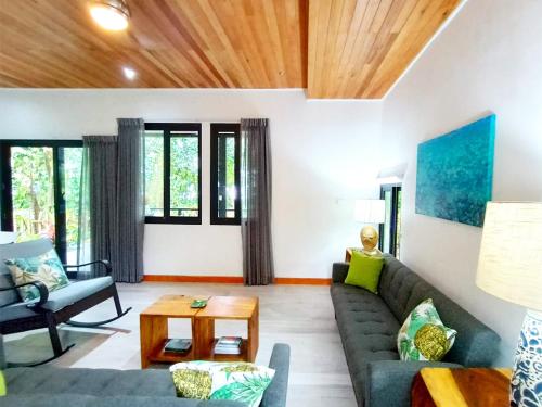 蓬塔乌巴Dragonfly Beach Retreat Beachfront Casitas-Adult Only的客厅配有沙发和桌子