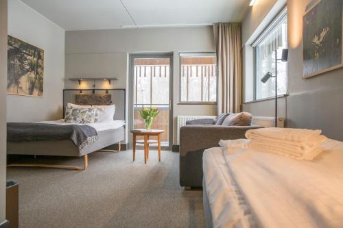 利雪平纳土伦瓦纳斯卡花园酒店-维多利亚胡斯特的酒店客房,设有两张床和一张沙发