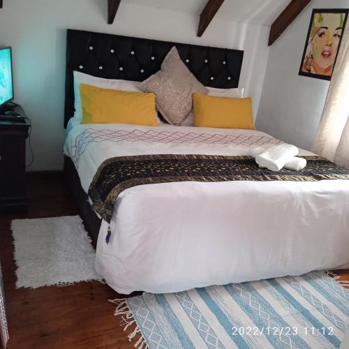 布鲁堡史特兰Zagorski’s Bed and breakfast的卧室配有一张带黄色枕头的大型白色床。