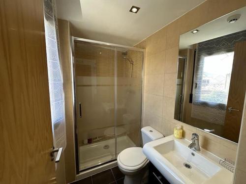 TalarnBest view from Pallars的浴室配有卫生间、盥洗盆和淋浴。