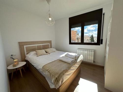 TalarnBest view from Pallars的一间卧室设有一张大床和窗户