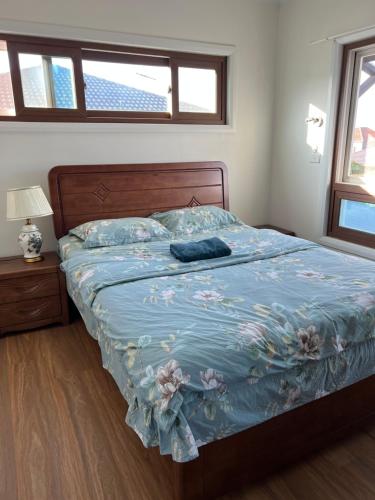 悉尼Luxury sweet room的一间卧室配有一张带蓝色棉被的床