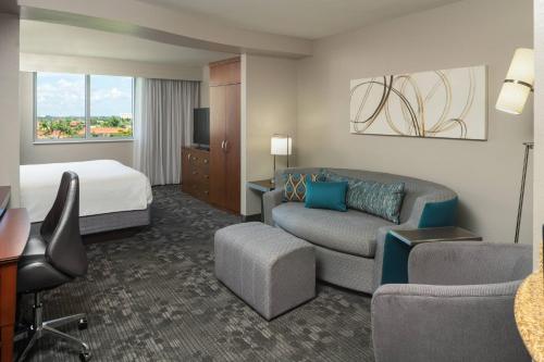 迈阿密迈阿密机场万怡酒店的酒店客房设有床和客厅。