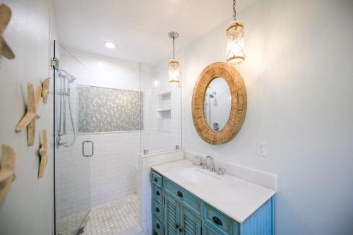 萨拉索塔Beach Side Babe的浴室设有蓝色水槽和镜子
