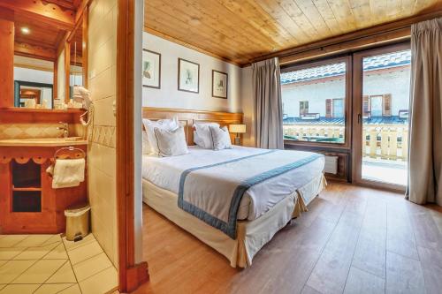 梅杰夫奥维耶木林酒店的一间卧室设有一张床和一个大窗户