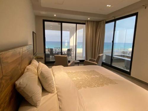 FinsWadi Shab/Fins Villa的一间卧室配有一张床,享有海景