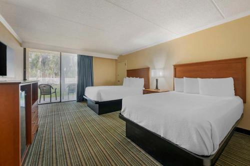 代托纳海滩国际赛道贝斯特韦斯特酒店的酒店客房设有两张床和电视。