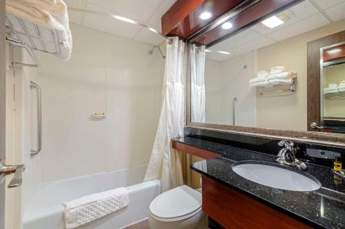 奥古斯塔市政中心贝斯特韦斯特酒店的一间带水槽、卫生间和镜子的浴室
