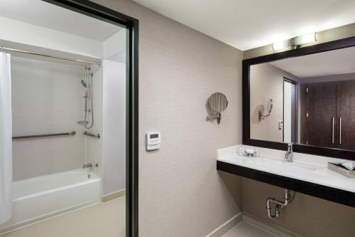 纽约纽约曼哈顿/时代广场万怡酒店的一间带水槽、淋浴和镜子的浴室