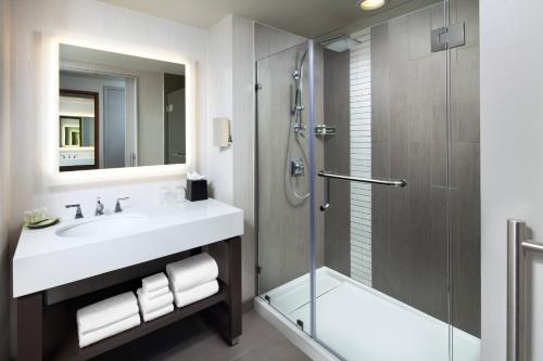 奥斯汀奥斯汀市中心威斯汀酒店的一间带水槽和玻璃淋浴的浴室
