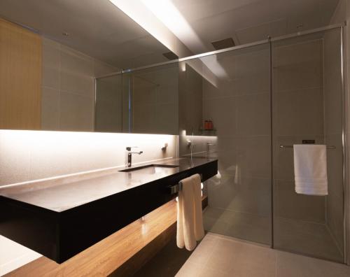 SinanC-One Resort Jaeundo的一间带水槽和淋浴的浴室