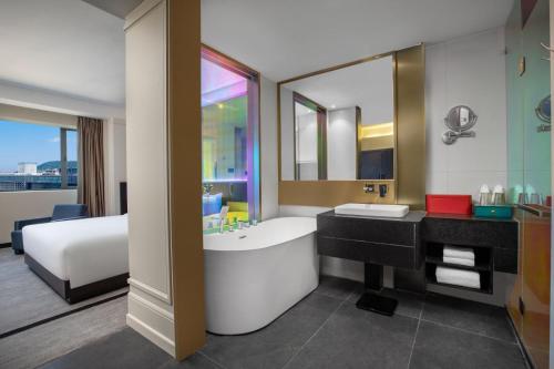 武汉武汉光谷蔚景温德姆酒店的一间带床、浴缸和水槽的浴室