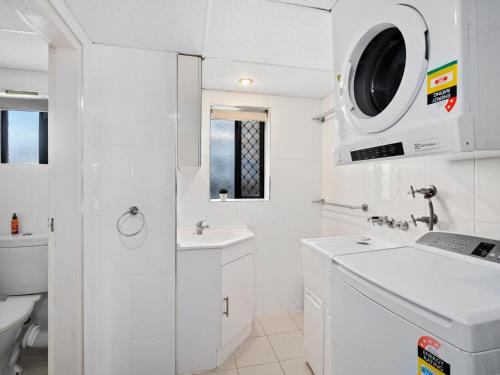 黄金海岸Pacific Breeze - Hosted by Burleigh Letting的白色的浴室设有水槽和卫生间。