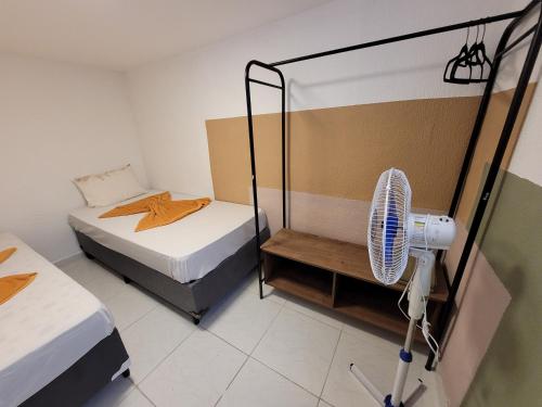 圣保罗Self Hostel的客房设有两张床和风扇。