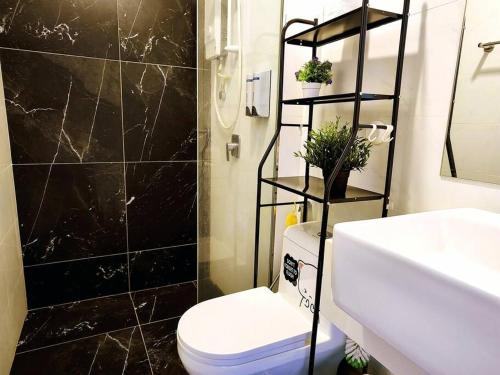 乔治市Infinity Pool 2BR Suite 7pax @Beacon @Georgetown的浴室配有卫生间、盥洗盆和淋浴。