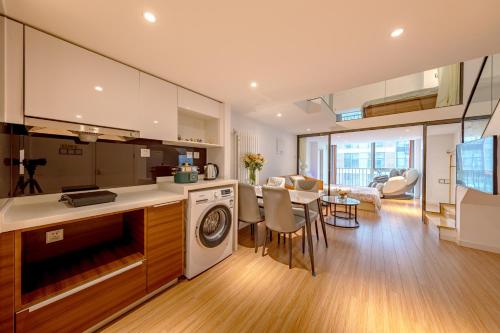 北京通州区颢宸公寓的厨房以及带洗衣机的起居室。