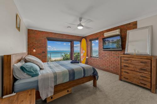 切尔西Beachfront-private beach access and 180 degree bay views!的一间卧室配有一张床,享有海景