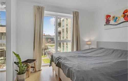 哥本哈根Beautiful Home In Kbenhavn S With Wifi And 4 Bedrooms的一间卧室设有一张床和一个大窗户