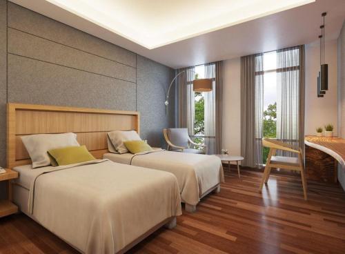 古邦Harper Kupang的酒店客房配有两张床和一张书桌