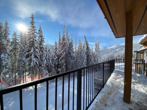 太阳峰Cozy Modern Ski-in/Ski-out, Hot Tub, Alpine Home的一座拥有雪覆盖树木的房屋的阳台